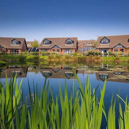 The Lakes Rookley ภายนอก รูปภาพ The new houses at the heart of the village