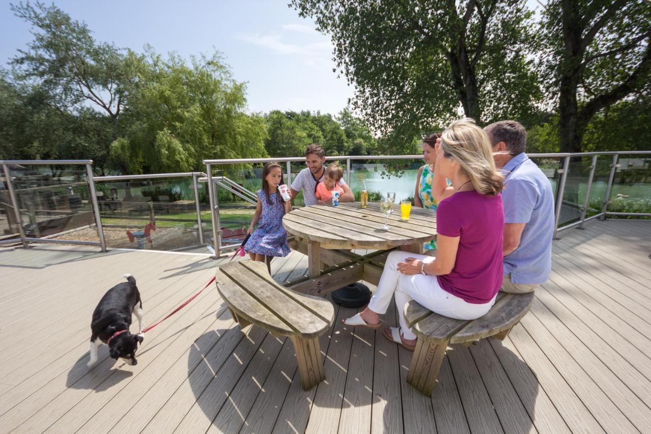 The Lakes Rookley ภายนอก รูปภาพ The observation deck at the park
