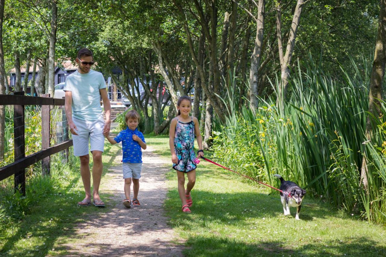The Lakes Rookley ภายนอก รูปภาพ Family walking in the park