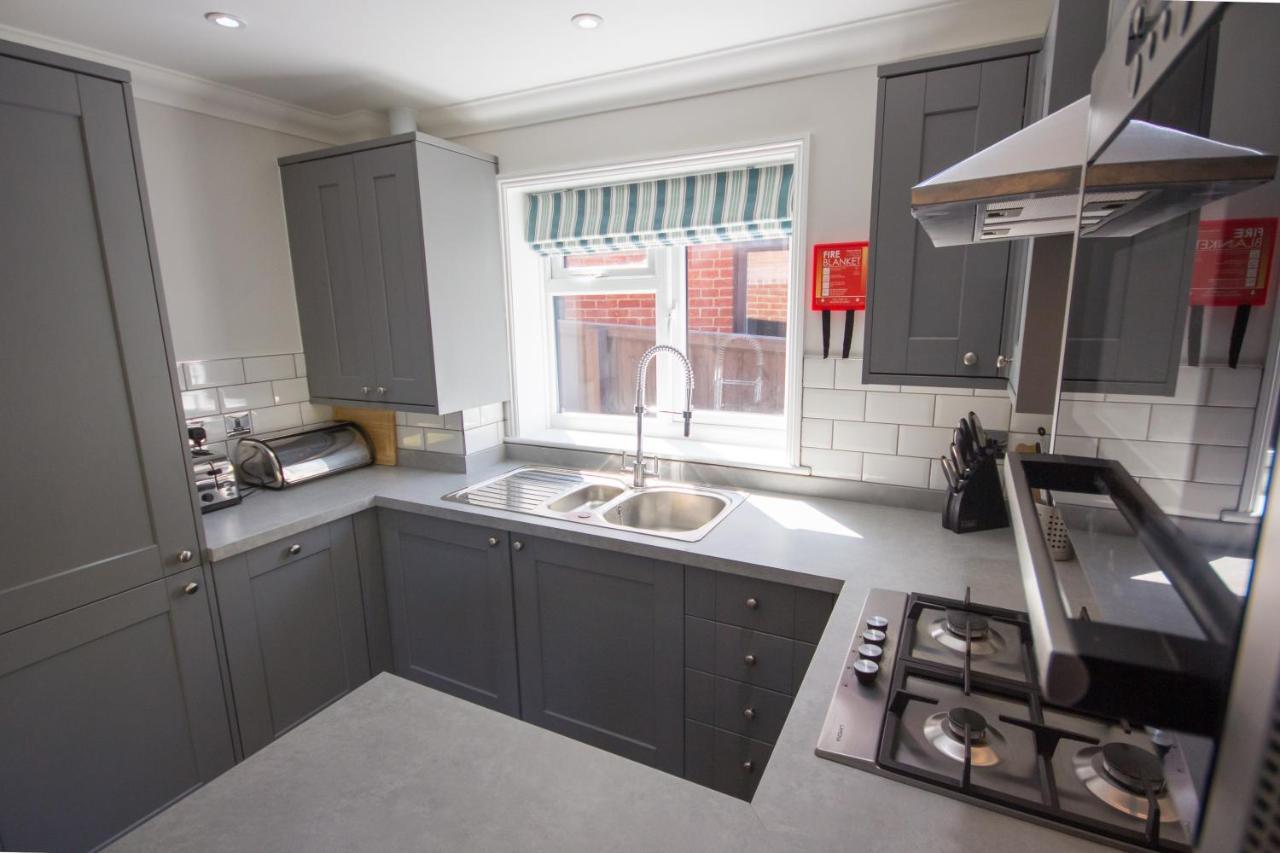The Lakes Rookley ภายนอก รูปภาพ A modern kitchen