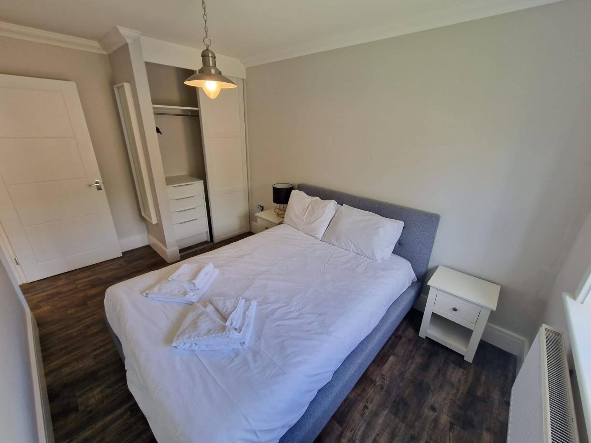 The Lakes Rookley ภายนอก รูปภาพ A bedroom in a serviced apartment