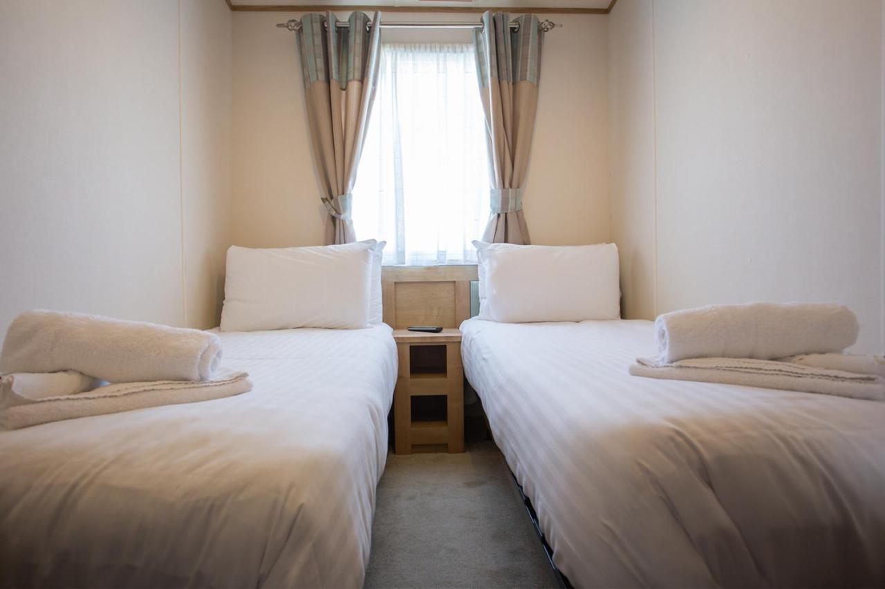 The Lakes Rookley ภายนอก รูปภาพ A room at a capsule hotel in Tokyo