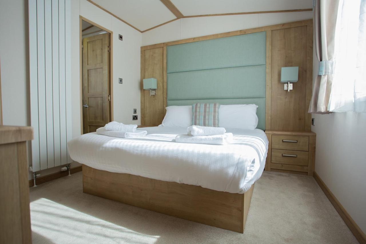 The Lakes Rookley ภายนอก รูปภาพ A bedroom in a static