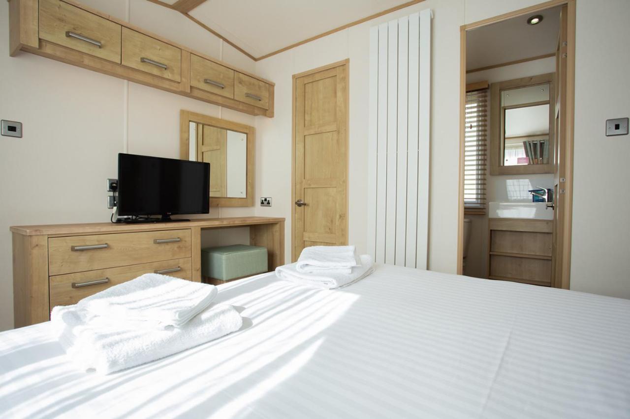The Lakes Rookley ภายนอก รูปภาพ A bedroom in a static