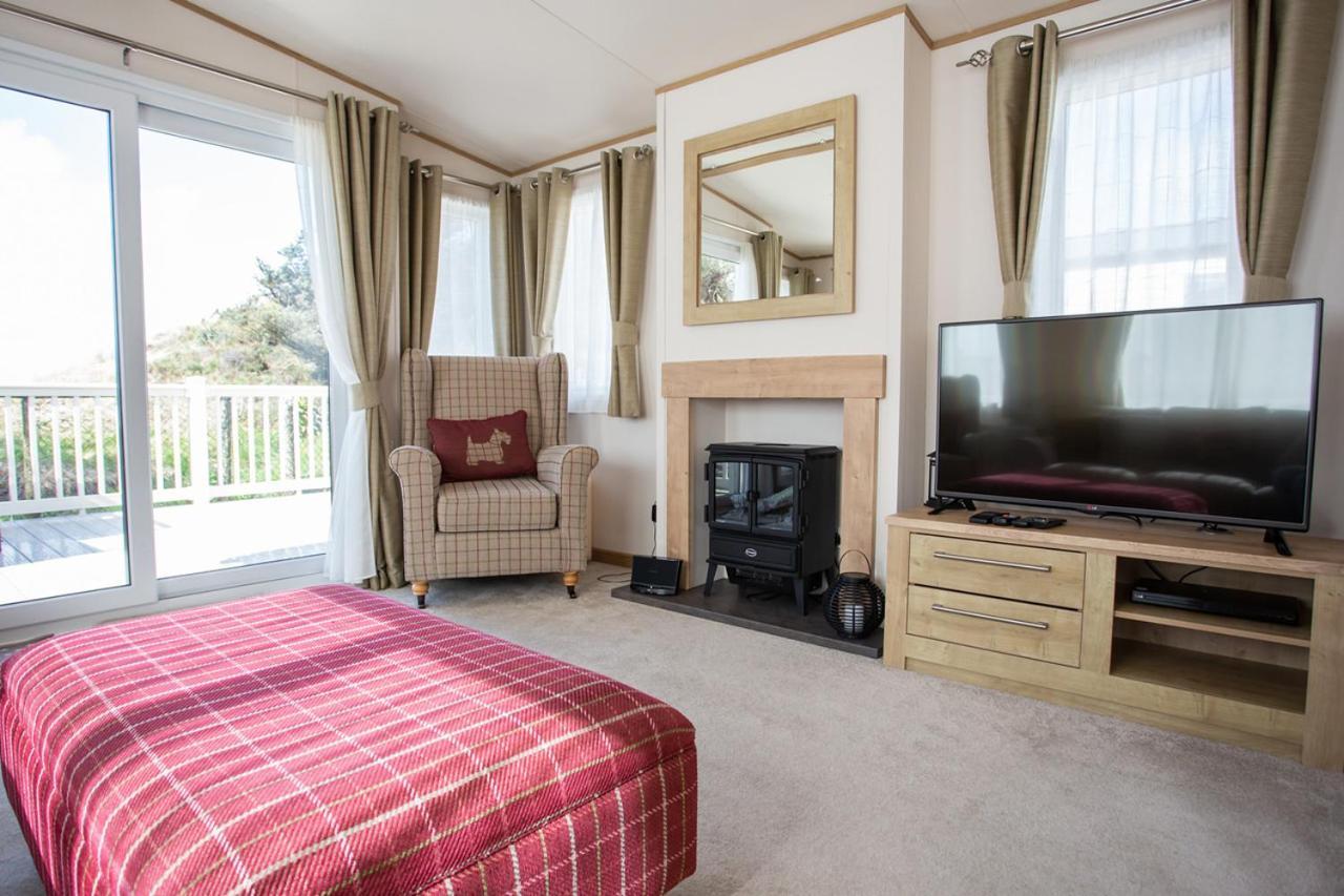The Lakes Rookley ภายนอก รูปภาพ Interior of a typical lodge