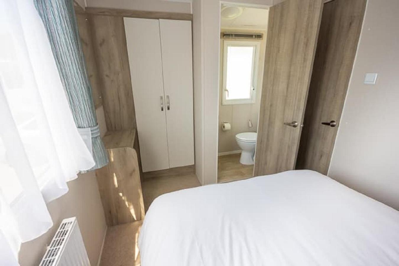 The Lakes Rookley ห้อง รูปภาพ A bedroom in a static