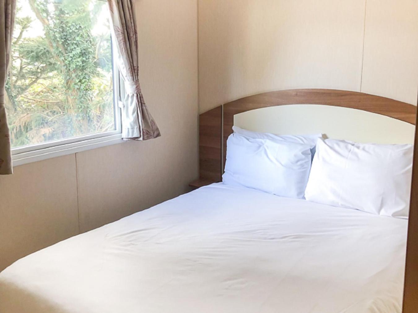 The Lakes Rookley ห้อง รูปภาพ A double bed in a static