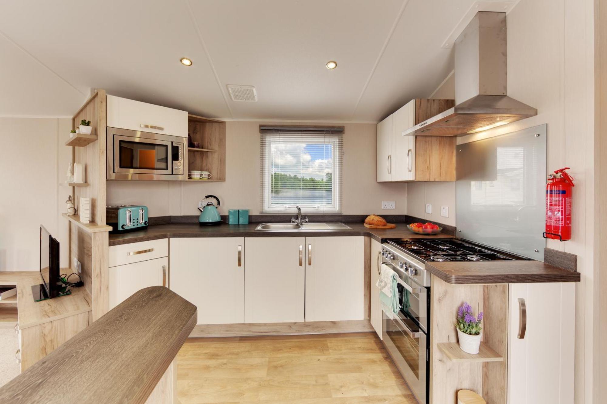 The Lakes Rookley ภายนอก รูปภาพ A typical kitchen in a static