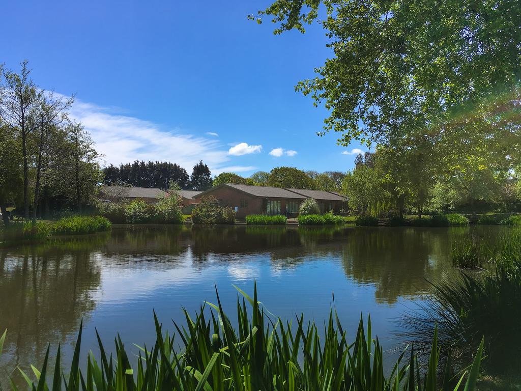 The Lakes Rookley ภายนอก รูปภาพ The lake at the centre of the village