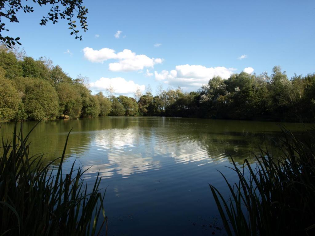 The Lakes Rookley ภายนอก รูปภาพ The lake at the centre of the reserve