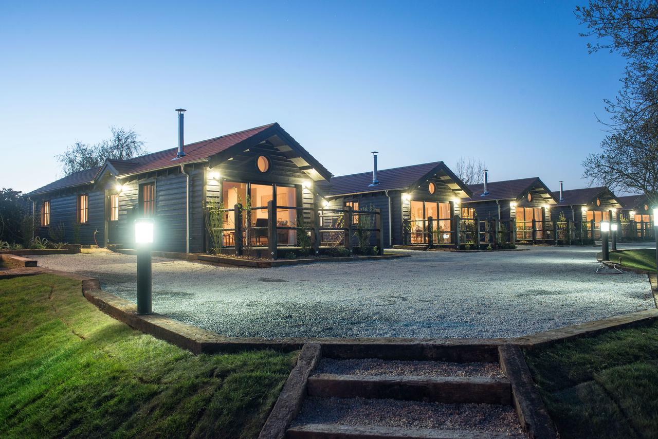 The Lakes Rookley ภายนอก รูปภาพ The Lodge at night