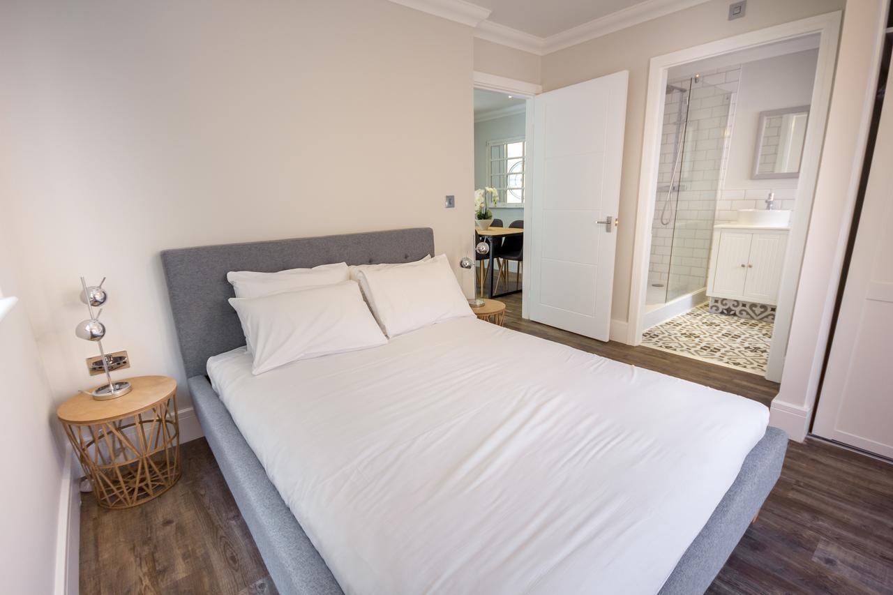 The Lakes Rookley ภายนอก รูปภาพ A bedroom in a serviced apartment in London