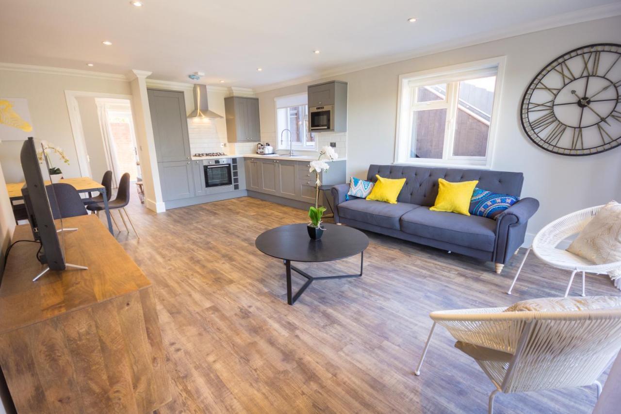 The Lakes Rookley ภายนอก รูปภาพ Interior of a typical apartment