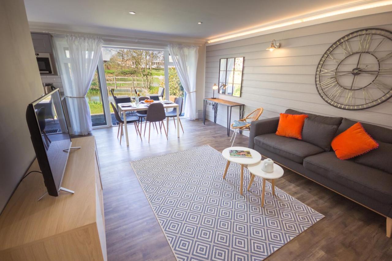 The Lakes Rookley ภายนอก รูปภาพ A staged living room