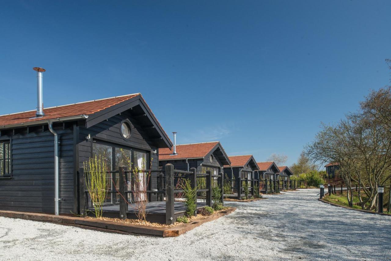 The Lakes Rookley ภายนอก รูปภาพ The new lodges at the park