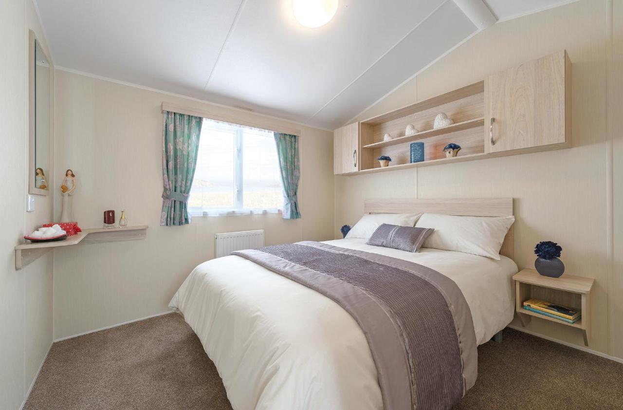 The Lakes Rookley ภายนอก รูปภาพ A bedroom in a static