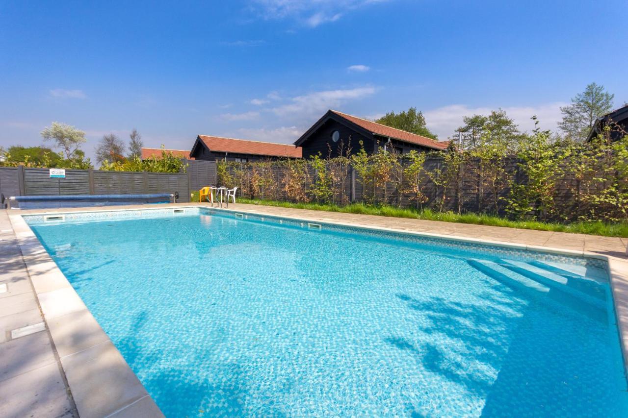 The Lakes Rookley ภายนอก รูปภาพ The swimming pool at the school