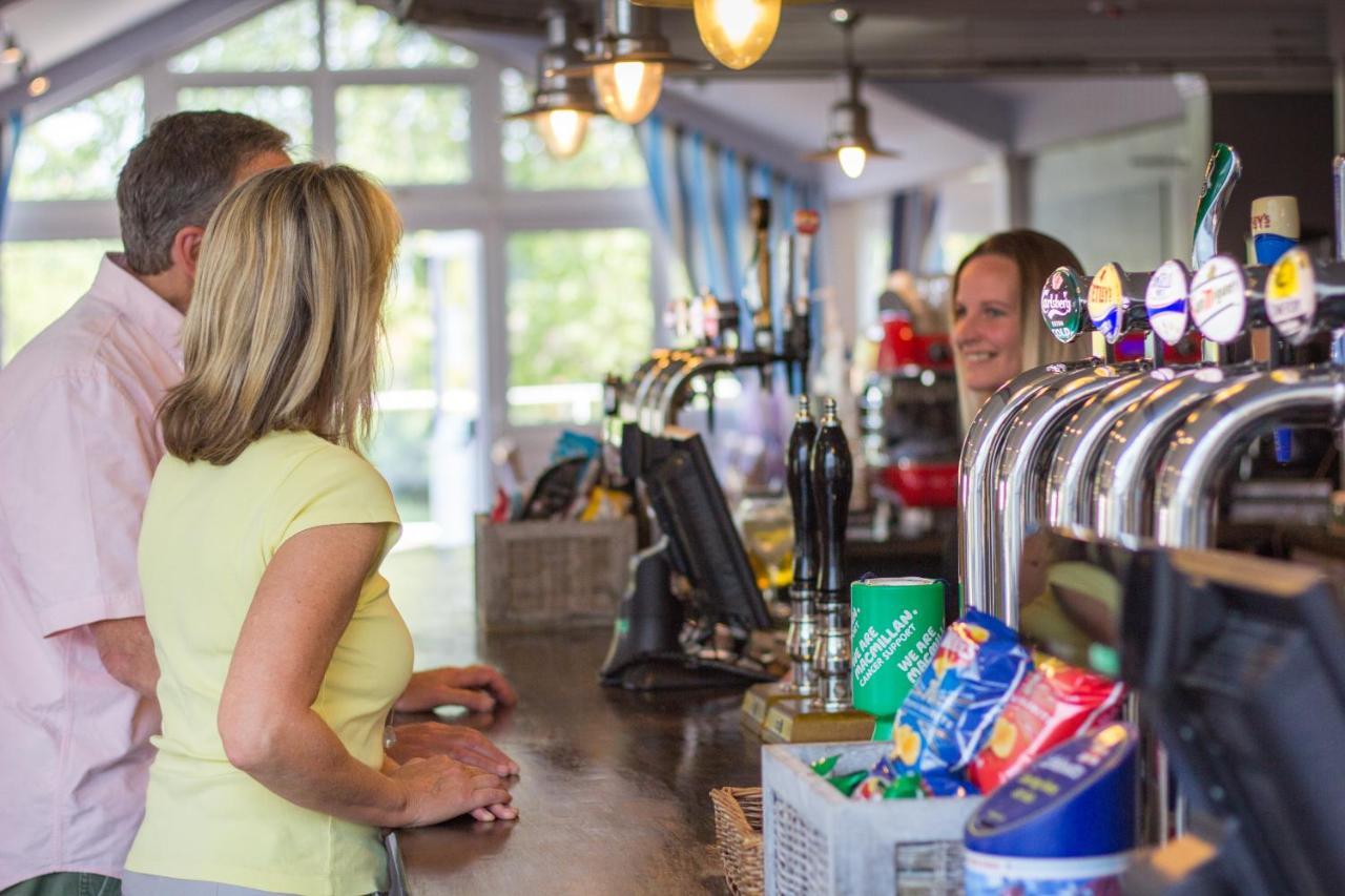 The Lakes Rookley ภายนอก รูปภาพ The bar at the clubhouse