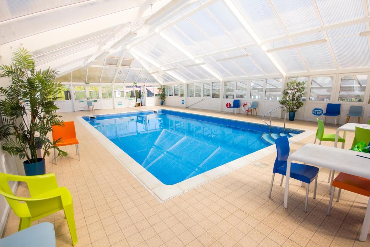 The Lakes Rookley ภายนอก รูปภาพ The swimming pool at the leisure centre