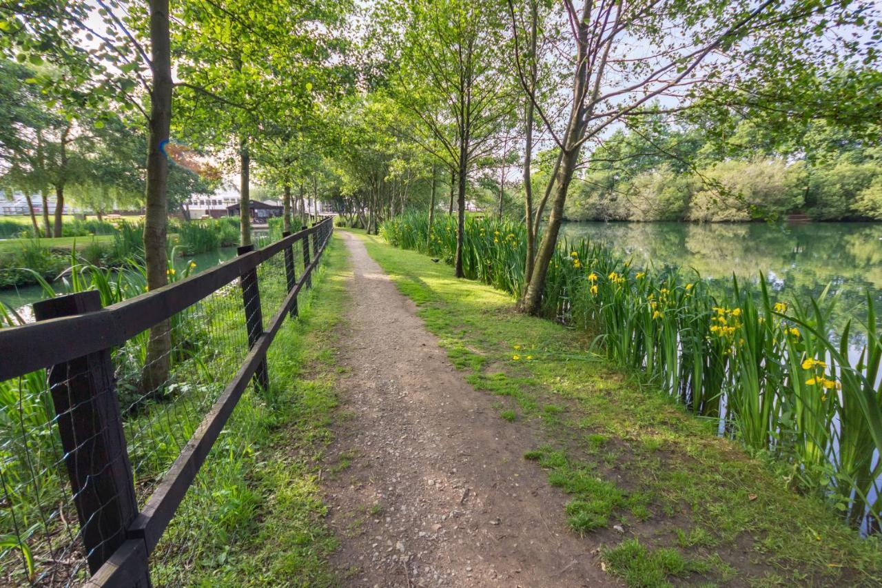 The Lakes Rookley ภายนอก รูปภาพ The path around the lake