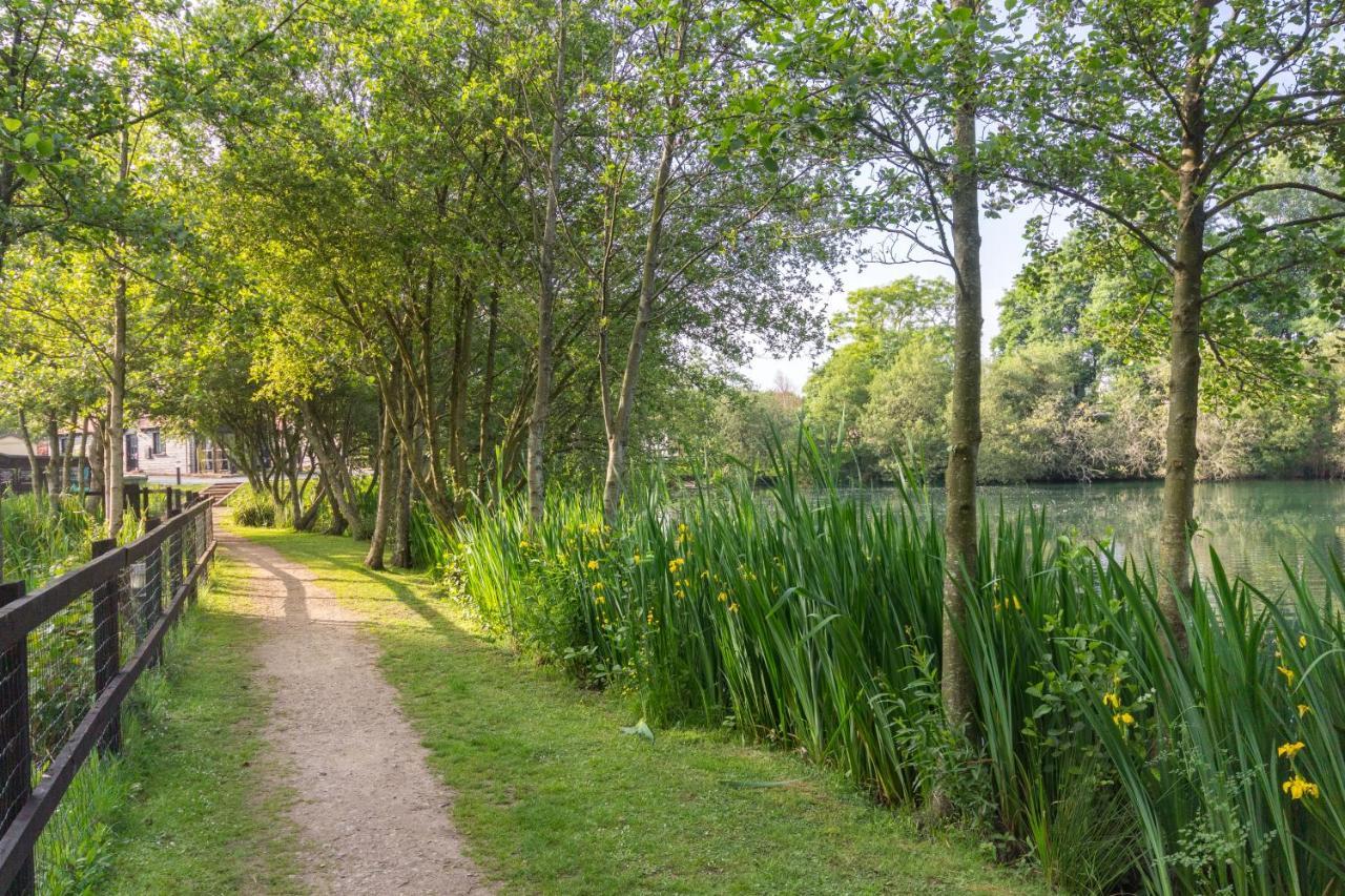 The Lakes Rookley ภายนอก รูปภาพ The lake at the centre of the park